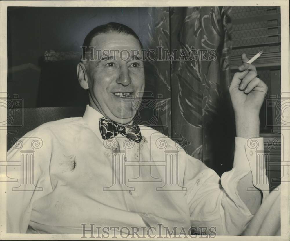 Press Photo Herbert Nelson smoking cigarette- Historic Images