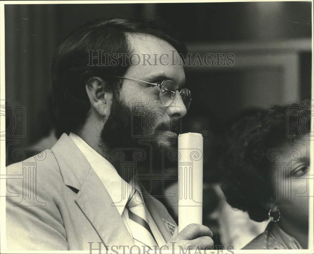 Press Photo Greg Nelson listens intently- Historic Images