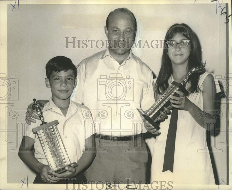 Load image into Gallery viewer, 1968 Press Photo Tony Ferretti of Optimist Club presents trophies to winners
