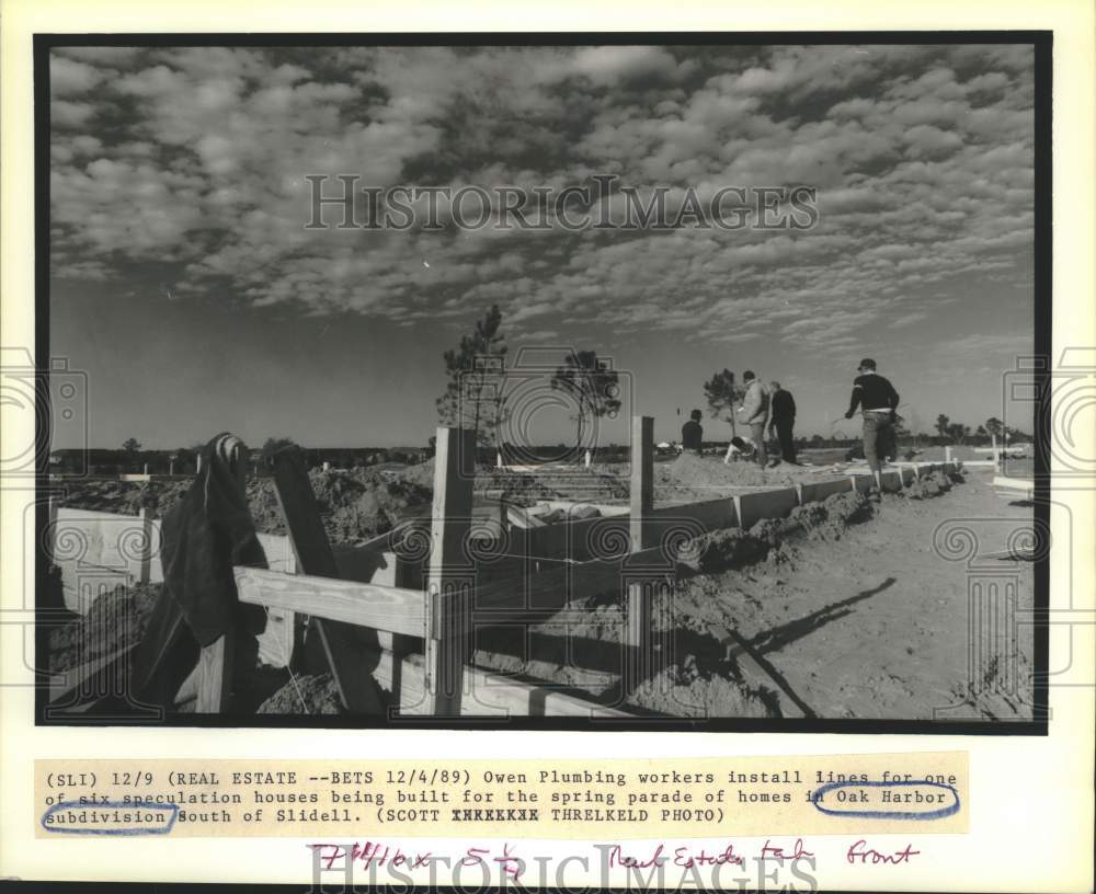 1989 Press Photo Owen Plumbling workers install lines for homes in Oak Harbor- Historic Images