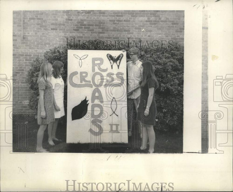 Load image into Gallery viewer, 1969 Press Photo Teenagers at the nightclub at Oak Park Presbyterian Church
