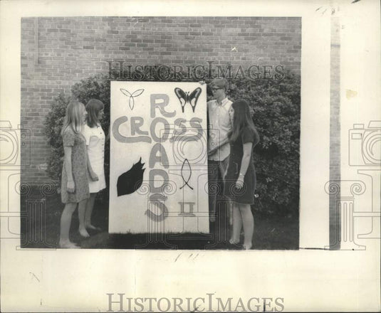 1969 Press Photo Teenagers at the nightclub at Oak Park Presbyterian Church
