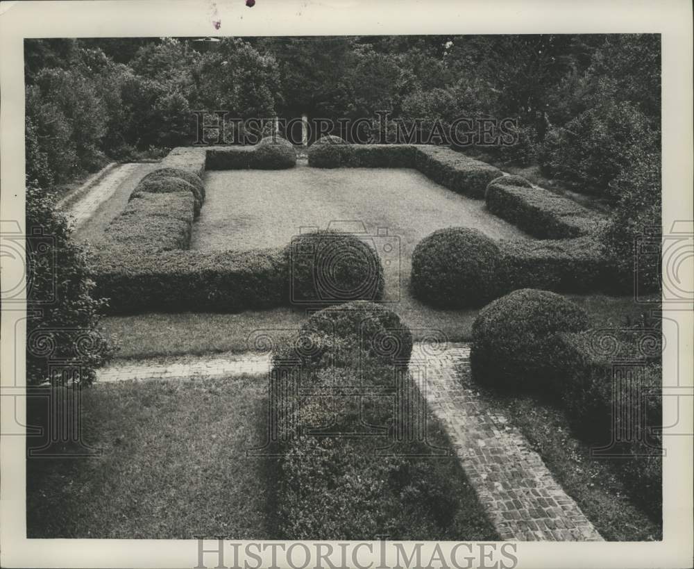 1965 Press Photo Formal garden on one side of Oak Alley- Historic Images