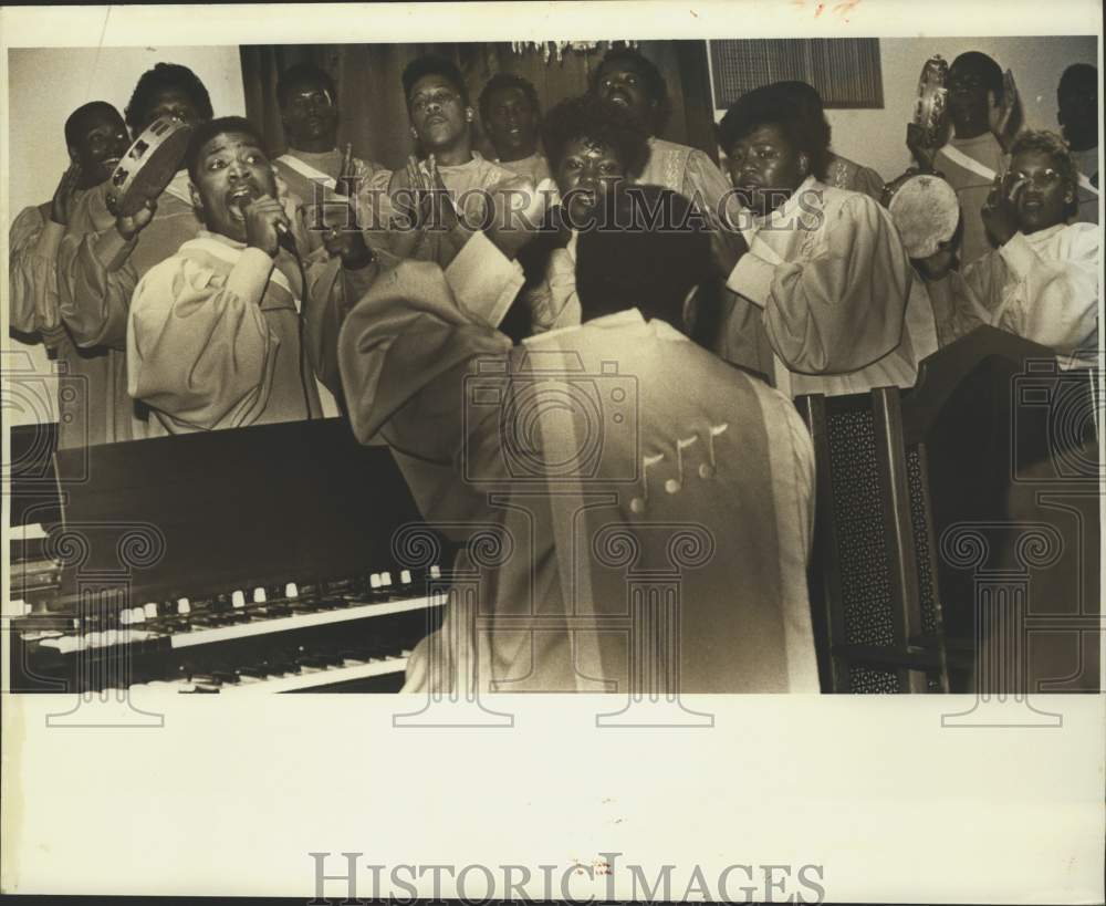 1988 Press Photo Reverend Eugene directs the choir at Oakland Baptist Church- Historic Images