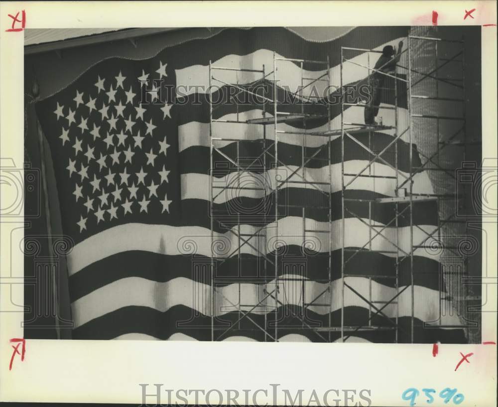 1988 Press Photo An Orleans Parish inmate works on flag mural, Sheriff&#39;s Office- Historic Images