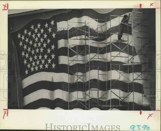 1988 Press Photo An Orleans Parish inmate works on flag mural, Sheriff's Office- Historic Images