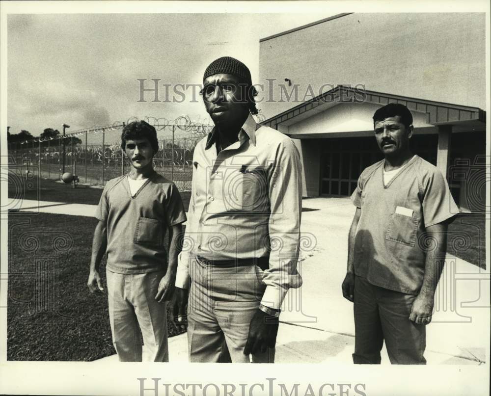 1987 Press Photo Cuban men at the Oakdale Federal Detention Center- Historic Images