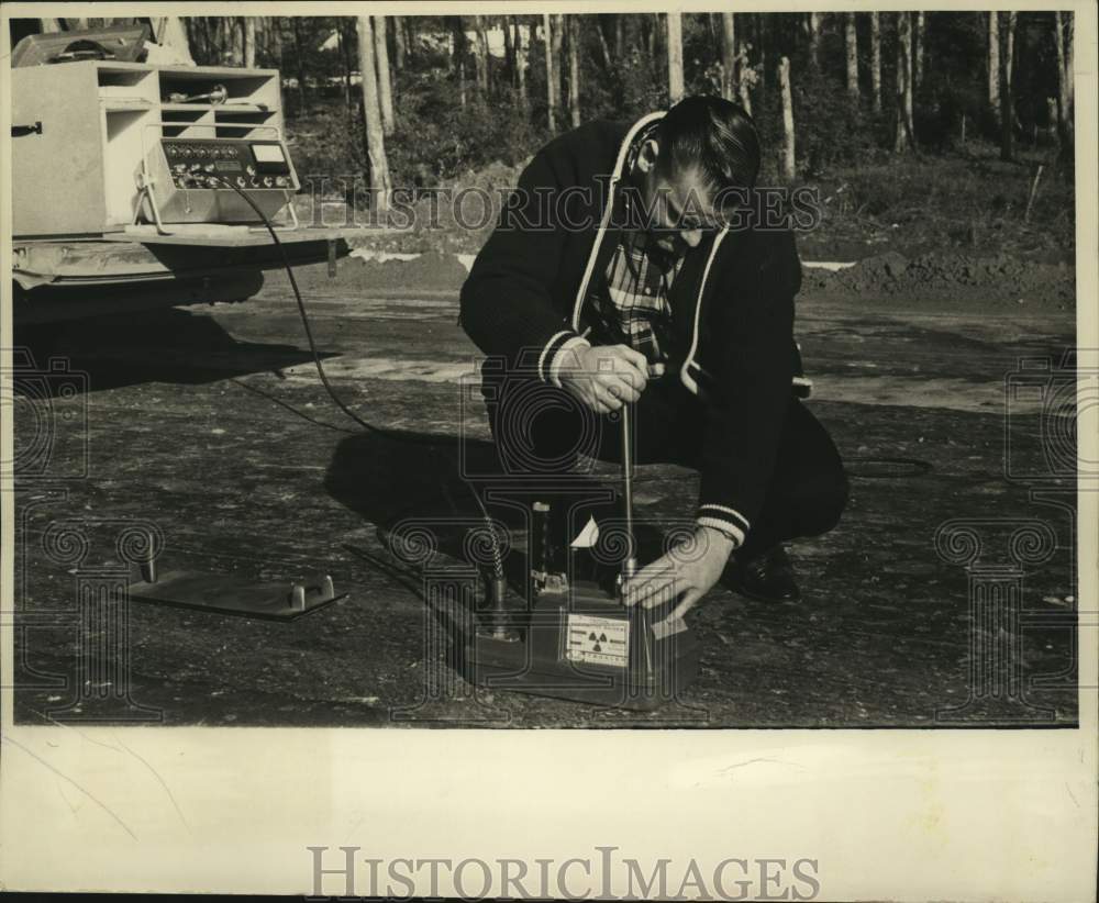 1966 Press Photo Karl Hunt of Highway Commission measures road bed compaction- Historic Images