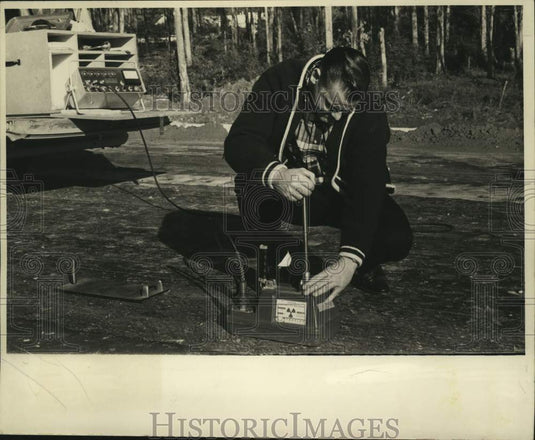 1966 Press Photo Karl Hunt of Highway Commission measures road bed compaction- Historic Images