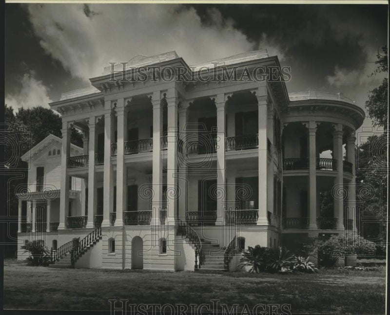 Load image into Gallery viewer, 1987 Press Photo Exterior view of Nottoway Plantation - nob97448
