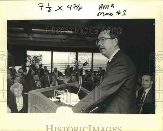 1990 Press Photo Eugene Nowal gives speech- Historic Images