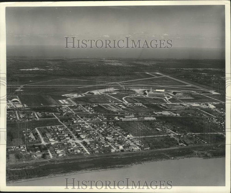 Load image into Gallery viewer, 1961 Press Photo Aerial view of the New Orleans Airport - nob97512
