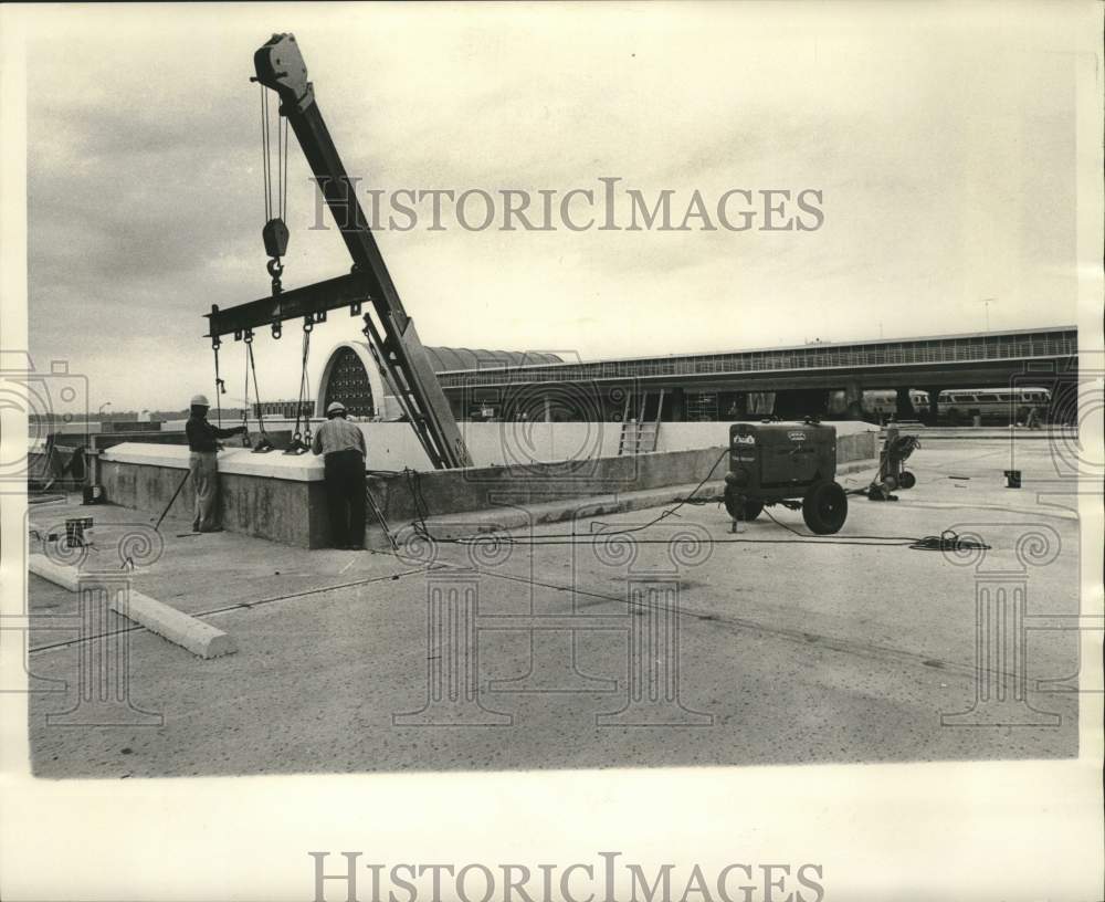 1973 Press Photo Workers at New Orleans Airport - nob97530