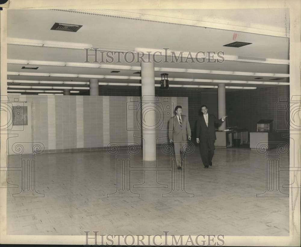 1959 Press Photo Men Walk And Talk, New Orleans International Airport