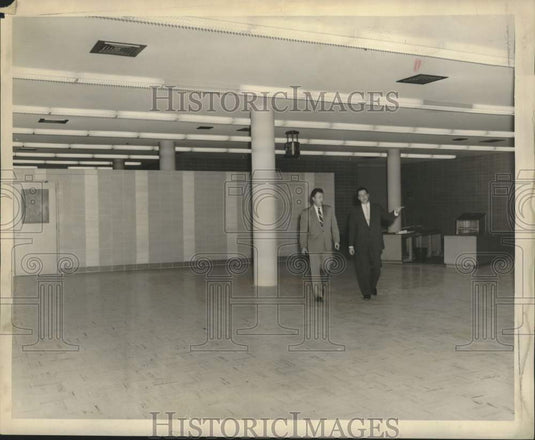 1959 Press Photo Men Walk And Talk, New Orleans International Airport