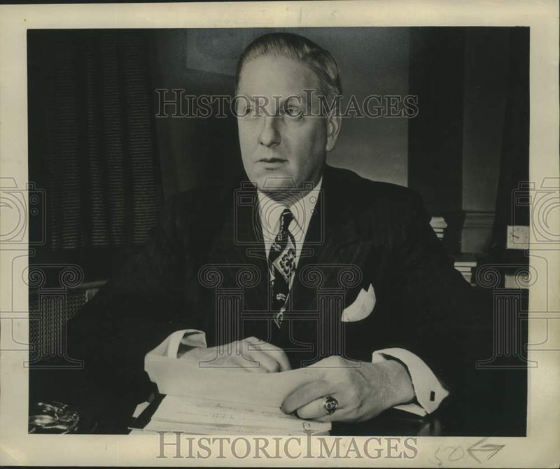 Load image into Gallery viewer, 1946 Press Photo Arthur Motley, president of Parade Publications - nob97560
