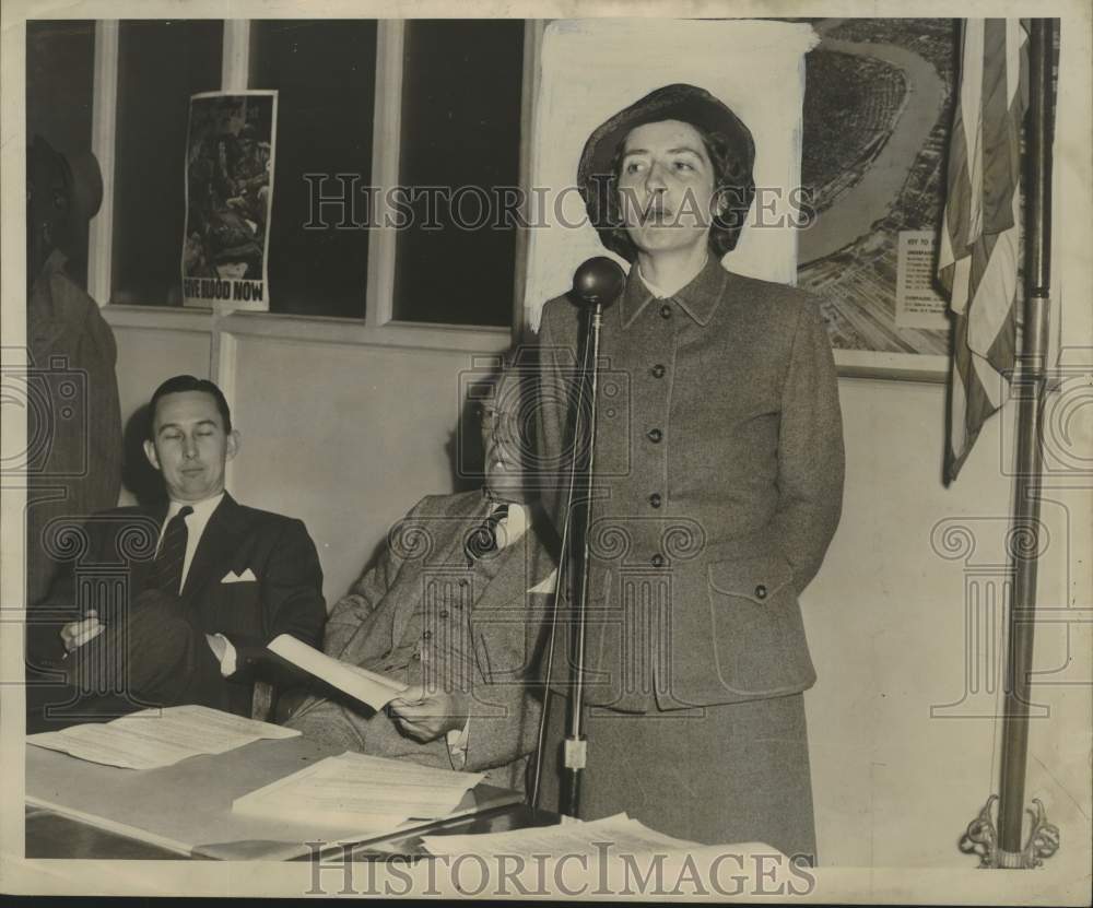1952 Press Photo Mrs. Don Niederlander Speaks Into Microphone - nob97567