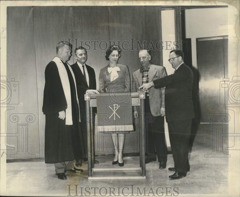 1963 Press Photo Oak Park Presbyterian Church Committee View New Paramount Cloth- Historic Images