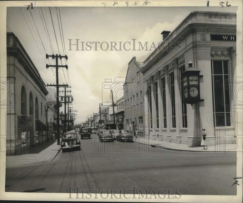 1950 Press Photo Cars, Pedestrians Enjoy Oak Street Shopping Area - nob97585