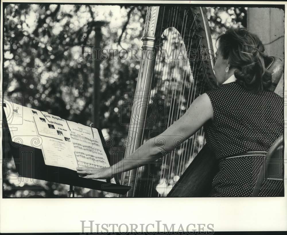 1974 Press Photo Meredith Merrihew, Harpist, New Orleans Civic Symphony - Historic Images