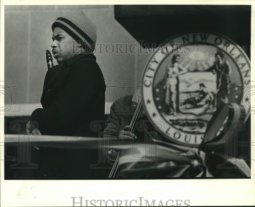 1986 Press Photo Band Member Warms Clarinet During Ceremony, Lafayette Square- Historic Images