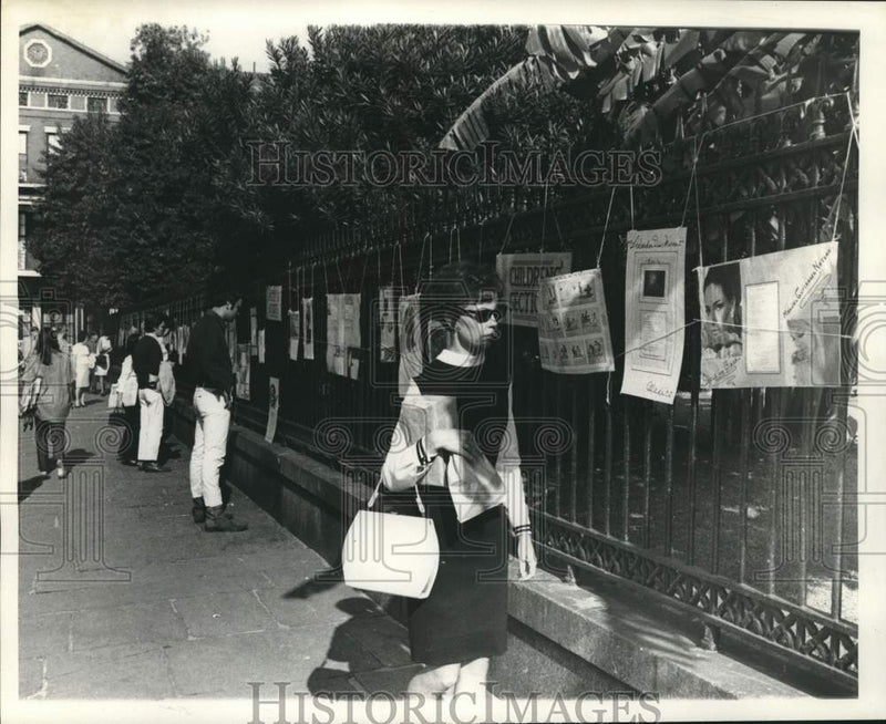 Load image into Gallery viewer, 1968 Press Photo Visitors look at wall posters at Poetry Jackson Square Show
