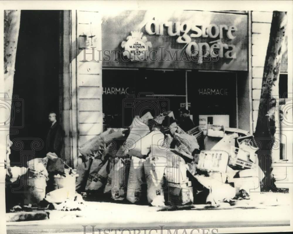 1968 Press Photo Mound of garbage in front of Parish drugstore - Garbage Strike