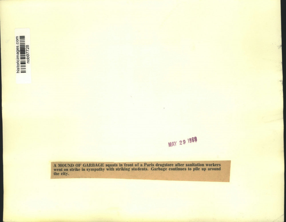 1968 Press Photo Mound of garbage in front of Parish drugstore - Garbage Strike