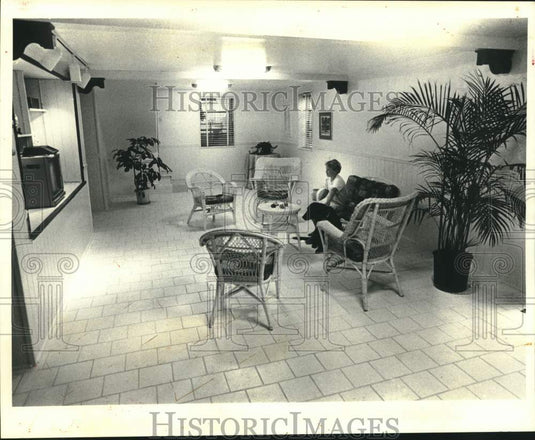 1983 Press Photo Cynthia Noveck relaxes in one of home's revamped room- Historic Images