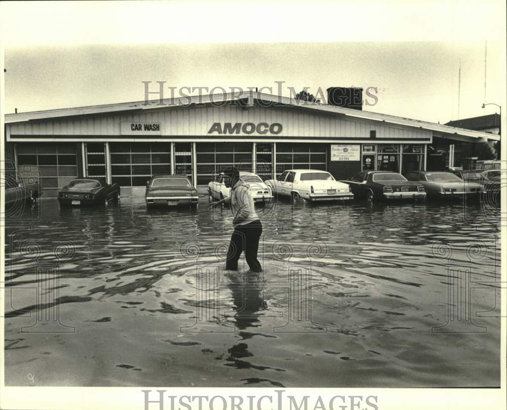 1983 Press Photo Man walking on flood in New Orleans- Historic Images