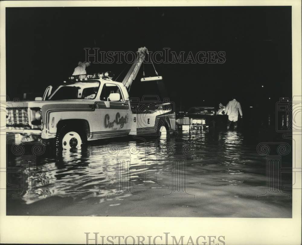 1983 Press Photo Car towed during floods in New Orleans- Historic Images