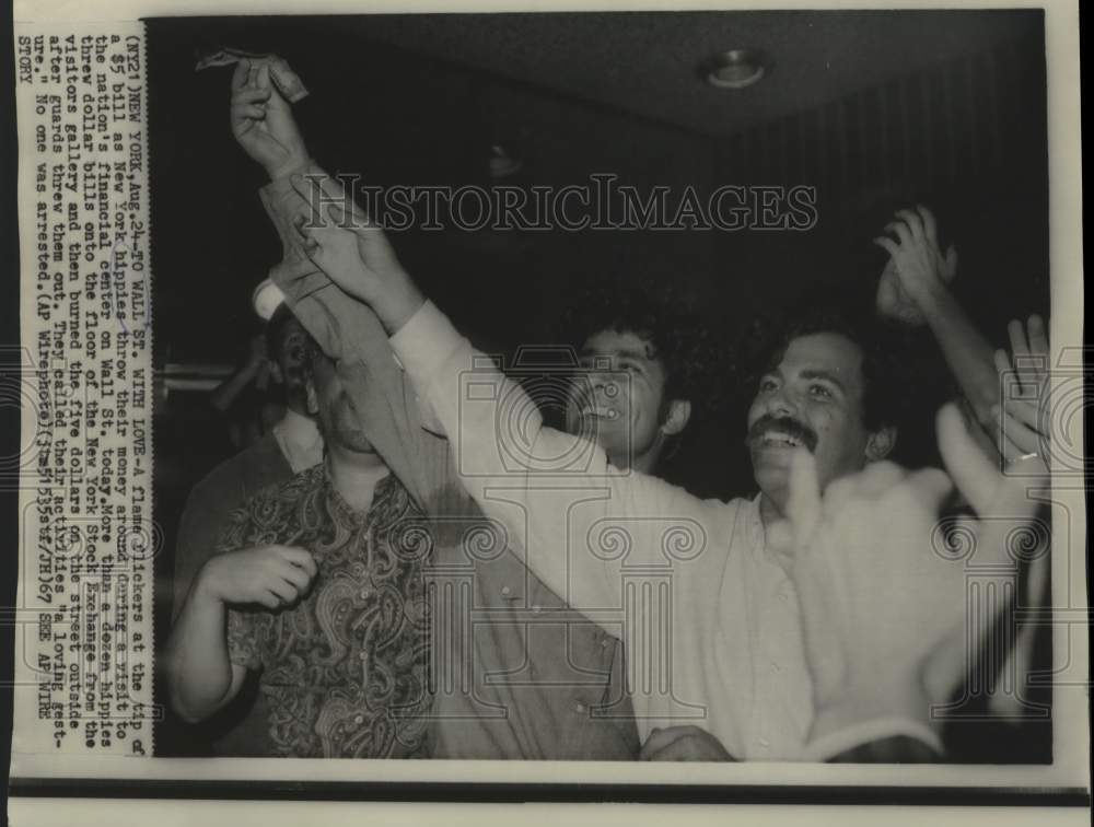 1967 Press Photo New York hippies throw their money at the financial center- Historic Images