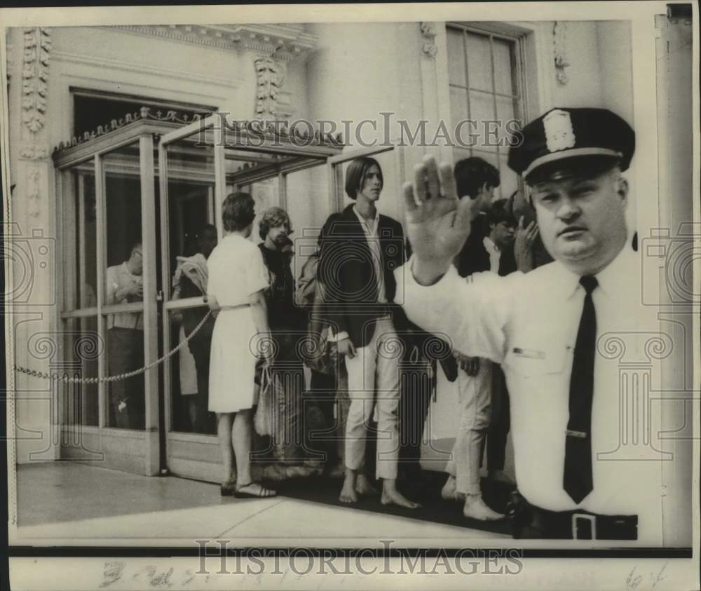 1967 Press Photo Group of bare-footed hippies leave the White House- Historic Images