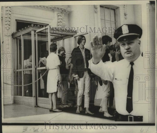 1967 Press Photo Group of bare-footed hippies leave the White House- Historic Images