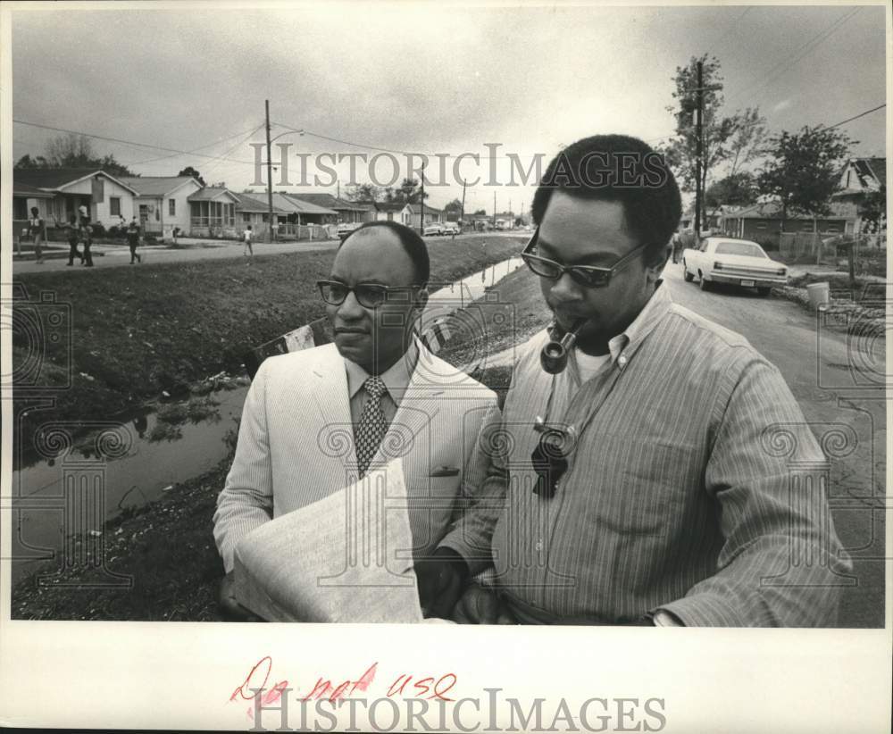 1971 Press Photo King S. Wells and Samuel Bell check plans for Ninth Ward- Historic Images