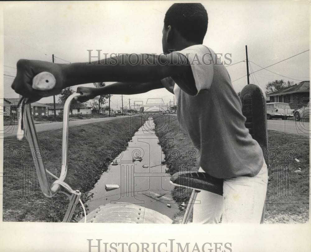 1971 Press Photo Before Tupelo Canal at 9th Ward filled in and landscaped