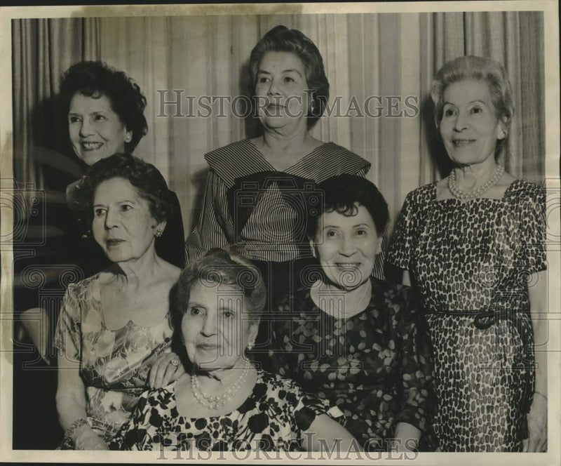 Load image into Gallery viewer, 1964 Press Photo Mrs. Emira Niness reunited with her daughters, Jefferson Avenue
