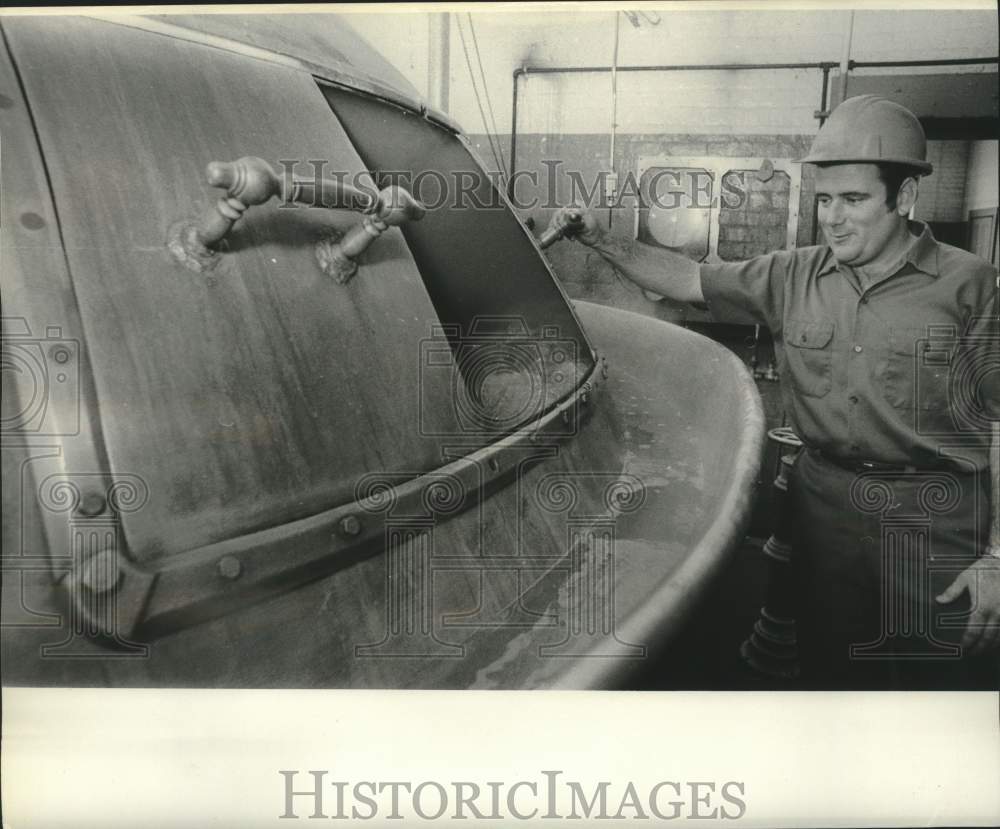 1975 Press Photo A worker prepares a brew kettle with wort- Historic Images