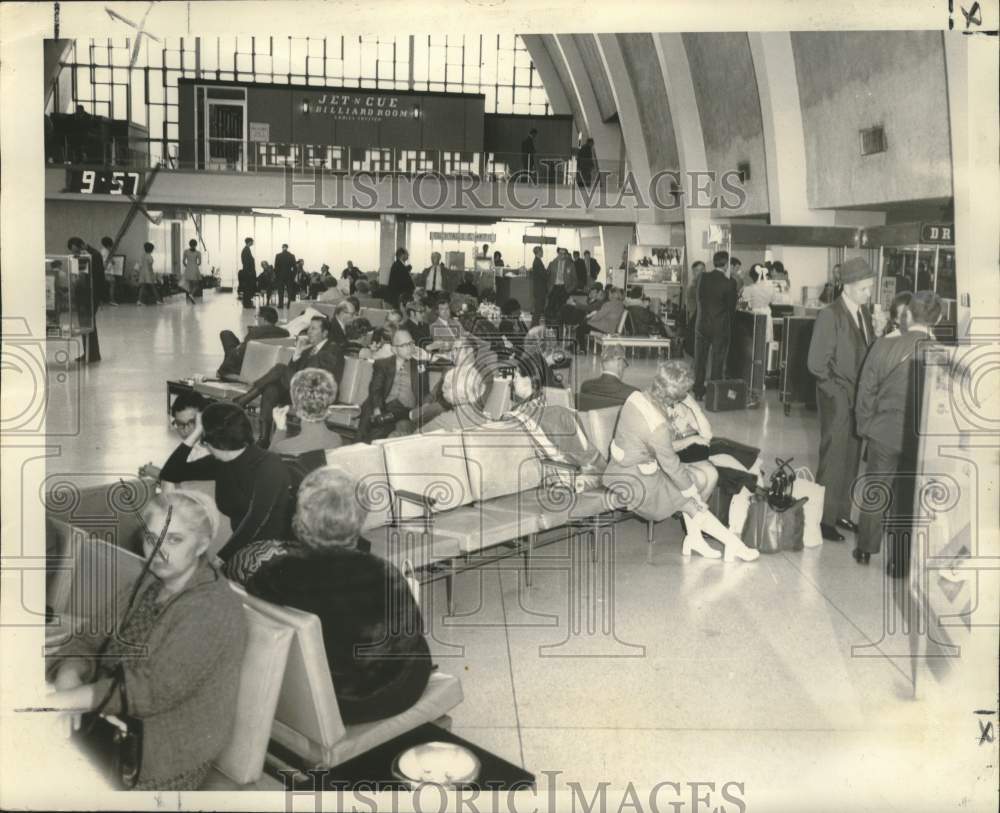 1970 Press Photo Stranded travelers at New Orleans International Airport lobby