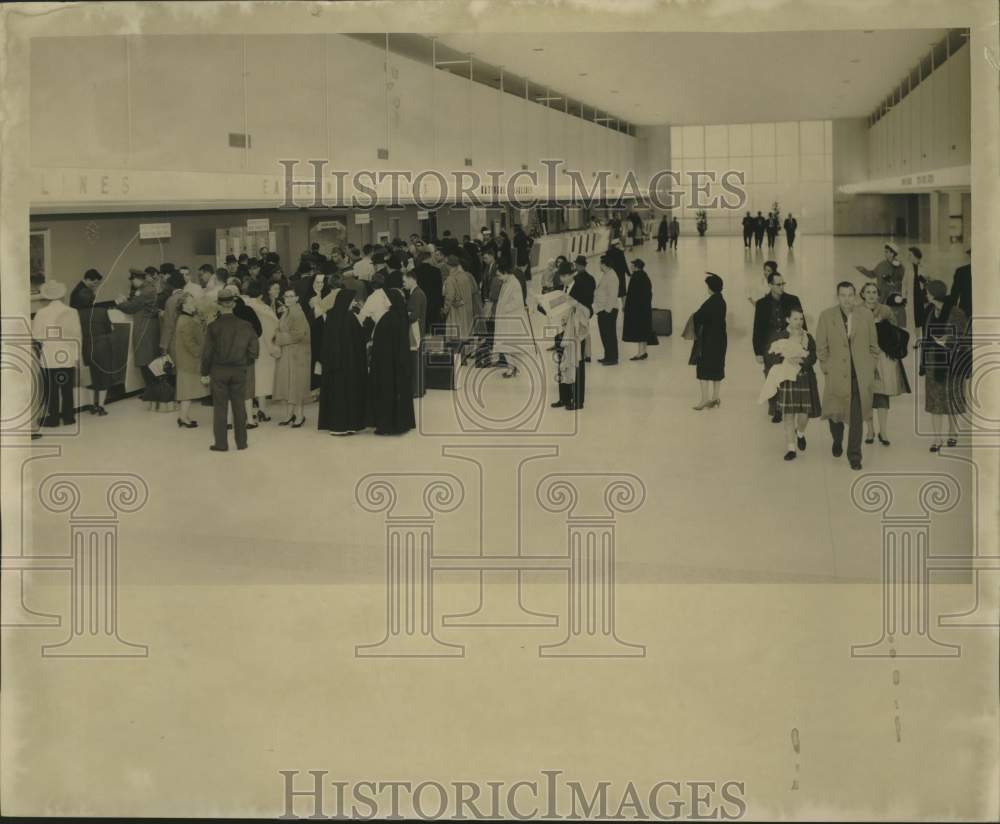1960 Press Photo Passengers at the Moisant International Airport - nob97892