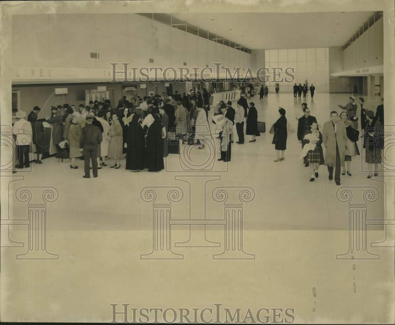 Load image into Gallery viewer, 1960 Press Photo Passengers at the Moisant International Airport - nob97892
