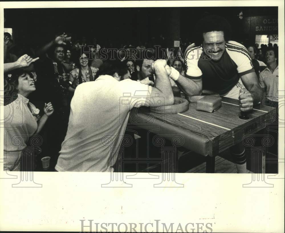 1982 Press Photo Tough Competition In The New Orleans Armwrestling Classic- Historic Images