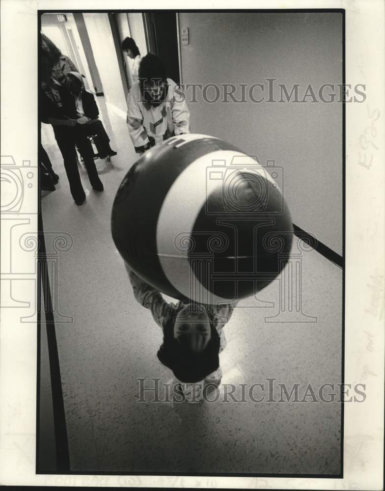 1979 Press Photo Clown Cheers Small Patient, Pediatrics, Ochsner Hospital- Historic Images