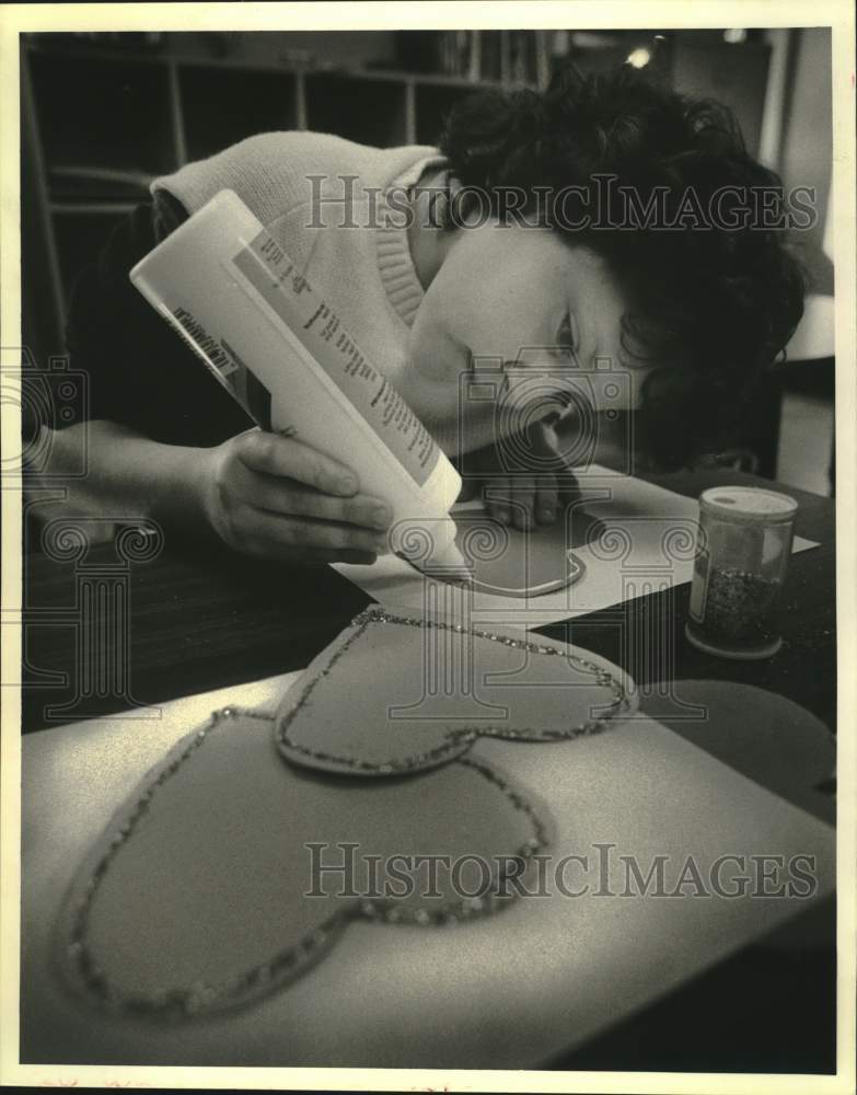 1988 Press Photo Lindsay Ocker of Boudreaux Elementary makes a Valentine&#39;s card- Historic Images