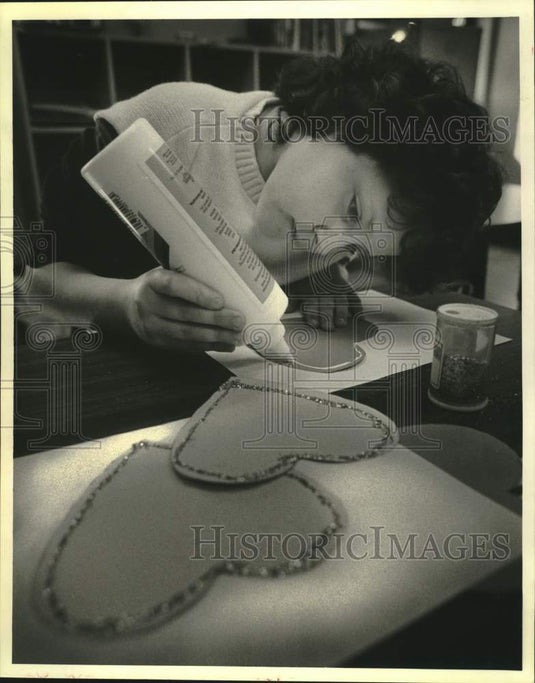 1988 Press Photo Lindsay Ocker of Boudreaux Elementary makes a Valentine's card- Historic Images
