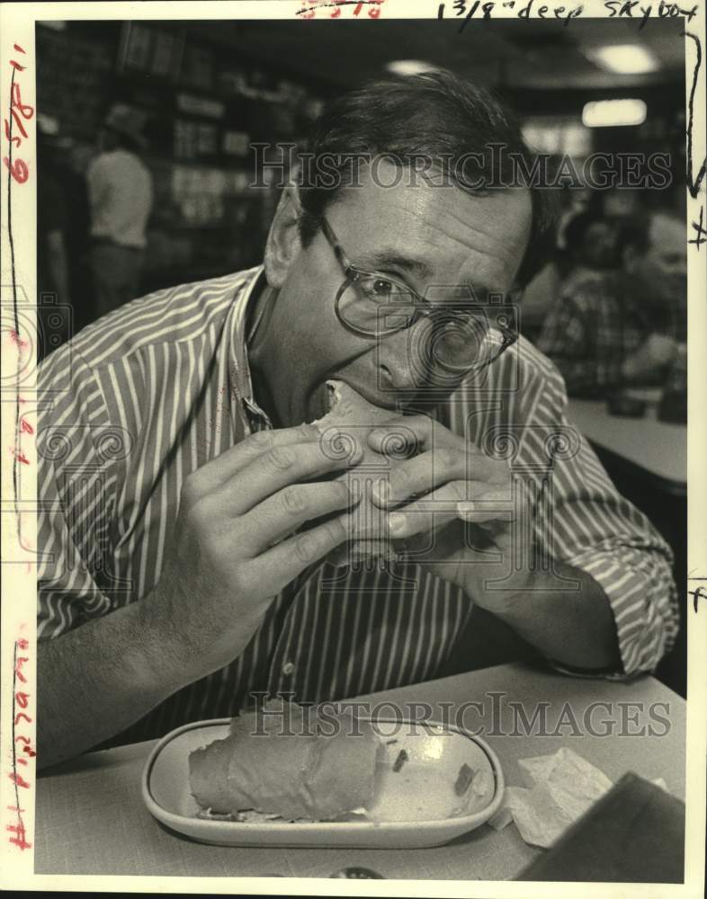 1984 Press Photo Payton wolfs down a po-boy at Mothers- Historic Images