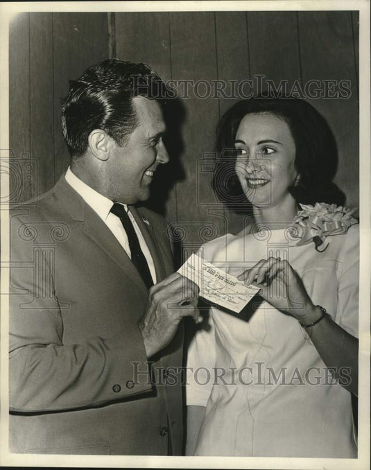 1967 Press Photo Ray Barnes presents check to Mrs. Warren Nelson- Historic Images