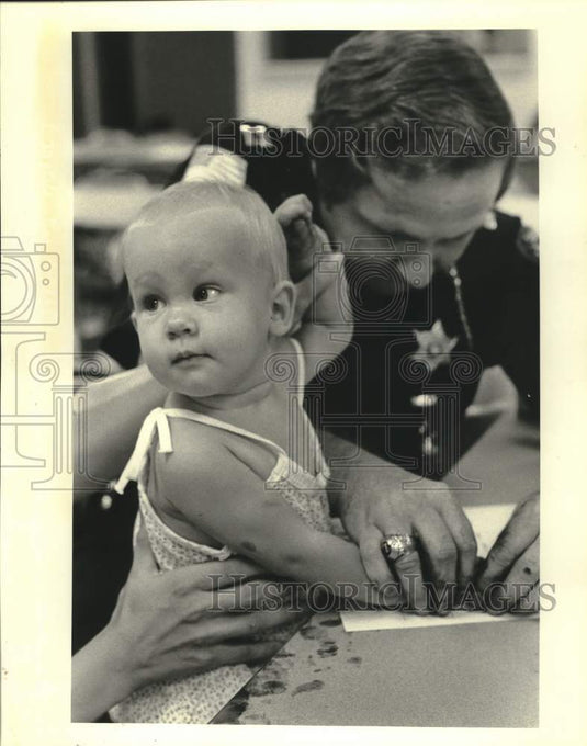 1984 Press Photo Captain Burt Ory fingerprints 8-month-old Kelly Golden- Historic Images