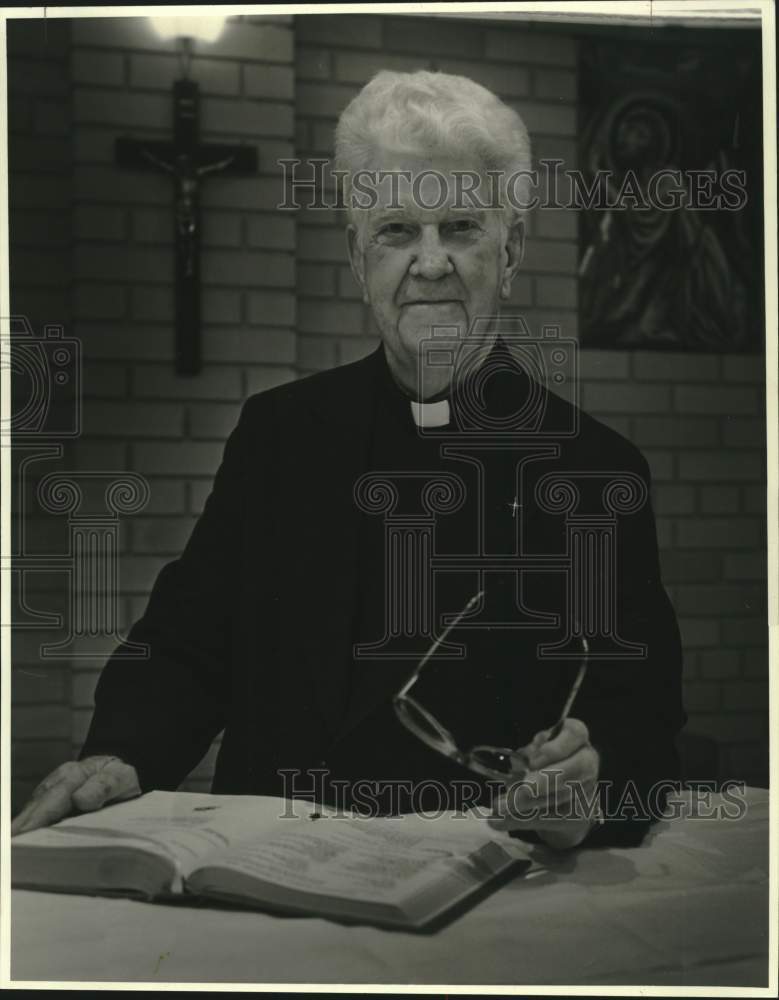 1966 Press Photo Father Lawrence O&#39;Neill of Holy Name of Jesus School