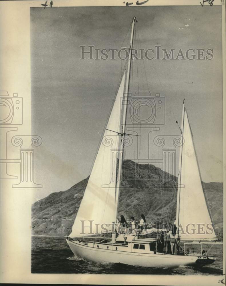 1964 Press Photo Neophyte and crew glide through the waters off Hawaiian island